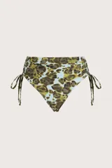 Bombacha de bikini de tiro alto con laterales ajustables mediante tiritas. Presenta un diseño con estampado animal print en tonos verdes y marrones sobre fondo claro.