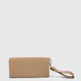 Billetera Bubba color beige, de diseño rectangular con cierre y correa de mano integrada.
