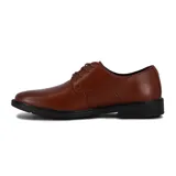 Zapato acordonado de cuero color marrón, con suela negra y puntera redondeada.