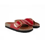 Sandalias marrones de cuero con suela tipo corcho y una tira ancha en el empeine con hebilla metálica grande.