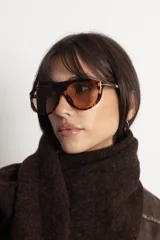 Lentes de sol con armazón de diseño aviador en estampado carey y cristales oscuros con protección UV400.