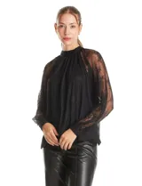 Blusa de encaje negro con cuello halter y mangas largas transparentes. Presenta un diseño elegante con detalles florales en el encaje y cierre con lazo en la espalda.