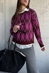 Sweater de tejido de punto con diseño de rombos en tonos bordó y magenta, con cuello redondo y terminaciones en color crema.