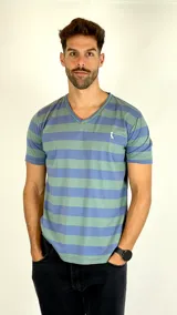 Remera de manga corta con cuello en V, confeccionada en algodón con diseño de rayas horizontales en tonos azul y verde. Presenta un pequeño logo bordado en el pecho.