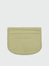 Tarjetero Longchamp de cuero texturizado en color rosado, con diseño minimalista, bordes redondeados y cierres de broche metálicos en tono dorado.