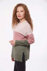 Buzo celeste de tejido de punto con bloques de color en celeste, azul y beige.