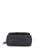 Cartera bandolera Hush Puppies de ecocuero color gris, con solapa frontal con broche imantado, detalles de cierres decorativos y correa ajustable y desmontable.