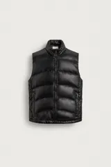 Chaleco acolchado negro de corte regular fit, con diseño puffer, cuello subido y cierre frontal de cremallera. Confeccionado en tejido técnico repelente al agua con relleno de plumón y pluma, y bolsillos laterales con cierre.