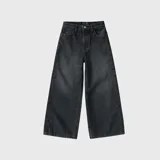 Jean de corte baggy con diseño holgado y tiro medio, confeccionado en denim de algodón con acabado lavado en tono negro.