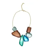 Collar de resina multicolor con formas geométricas irregulares y cadena dorada.
