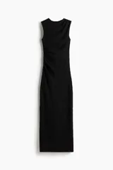 Vestido maxi negro sin mangas, confeccionado en punto con textura. Modelo de corte ajustado, con escote redondo y pliegues en un hombro y en un lado de la cintura que generan un leve efecto drapeado.