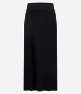 Pollera midi de corte evasé confeccionada en punto, con cintura elástica y caída fluida.