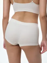 Boxer femenino de microfibra con diseño seamless, de corte tipo short con mayor cobertura y refuerzo en la entrepierna.