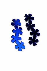 Aros colgantes con diseño de flores encadenadas en acrílico espejado color cobre.