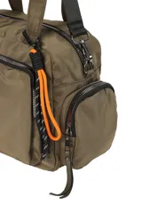 Bandolera de nylon color verde oliva, con múltiples compartimentos con cierre, bolsillo lateral y correa ajustable negra. Incluye detalle de tirador de cierre en color naranja.