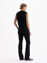 Pantalón de jean negro de silueta oxford, con tiro medio y ajuste en la cintura mediante cinturón al tono con hebilla metálica.