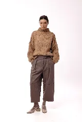 Sweater de punto grueso con cuello alto, diseño de hombros caídos y mangas amplias con puños acanalados.