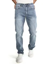 Pantalón de jean corte slim, color azul lavado, con diseño clásico de cinco bolsillos, cierre de cremallera y botón metálico. Incluye remache con logo en bolsillo delantero y parche de marca en la parte trasera.