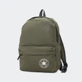 Mochila verde militar con logo Converse All Star en blanco en el bolsillo frontal.