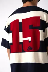 Remera tejida de manga corta con diseño de rayas horizontales anchas en color bordó y crema, de corte relajado y cuello redondo.