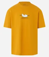 Remera amarilla de algodón con corte relajado, cuello redondo y mangas cortas. Estampa frontal con la frase "Don't wake me up" y un diseño gráfico de manos.