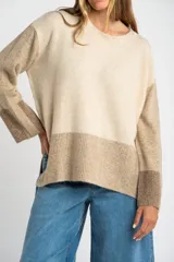 Sweater de punto con diseño de bloques de color en tonos beige y marrón, de corte oversize, cuello redondo y mangas largas con puños acanalados.