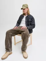 Pantalón de corte baggy y tiro alto, confeccionado en denim con efecto lavado ácido en tono marrón. Presenta diseño de cinco bolsillos, cierre frontal con cremallera y silueta amplia y relajada.