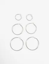 Set de aros plateados de diferentes tamaños.