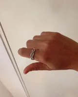 Anillo ajustable de acero quirúrgico con diseño de caracoles unidos en serie.