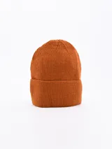 Gorro de lana negro con doblez en el borde.