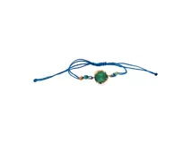 Pulsera de cordón azul ajustable con piedra central verde de textura orgánica y borde dorado, acompañada de cuentas turquesas y detalles metálicos.