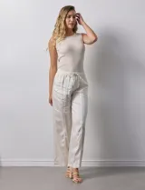 Pantalón palazzo color crudo de lyocell marca Nanette, con pretina elastizada, lazo de ajuste y bolsillos delanteros.