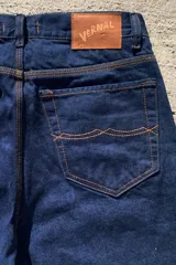Pantalón de jean azul oscuro con corte baggy y calce relajado. Presenta cinco bolsillos clásicos y costuras reforzadas en tono contrastante.