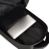 Mochila urbana de diseño funcional en color gris, con múltiples compartimentos con cierre, bolsillo frontal y bolsillos laterales de red. Cuenta con compartimento interno para notebook y correas acolchadas ajustables.