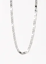 Cadena plateada de acero quirúrgico con eslabones rectangulares.