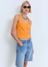 Top de algodón color naranja, sin mangas, con tirantes anchos, escote recto y cierre frontal con botones.