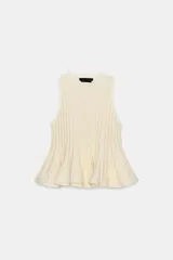 Top de punto color crema con cuello redondo y manga sisa. Presenta detalle de rib a contraste en el cuello y bajo acabado en peplum.