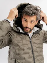 Campera con capucha de diseño capitoneado, color verde militar, con cierre frontal y puños elásticos. Presenta un diseño técnico con textura acolchada y forro interior gris.