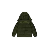 Campera puffer Trapstar color verde militar, con capucha desmontable y diseño acolchado. Presenta la inscripción "Trapstar" bordada en la parte trasera de los hombros.
