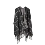 Poncho de tejido de punto con diseño de cuadros grandes en contraste negro y gris, con terminación de flecos en el ruedo.