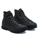 Botas Converse Chuck Taylor All Star Lugged de caña alta, color negro, confeccionadas en cuero impermeable. Presentan una suela de goma exagerada con tacos profundos para mayor agarre y durabilidad. Incluyen el parche circular icónico de Converse en el lateral.