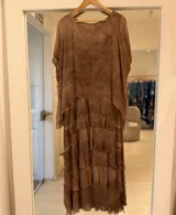 Vestido midi marrón con efecto esfumado, diseño de capas superpuestas en la parte superior y falda con volados en cascada.