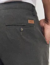 Pantalón de vestir verde de corte recto.