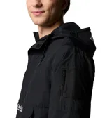 Campera cortaviento Columbia modelo Challenger Windbreak Omni-Shield, color negro con el texto "PACKABLE" impreso en blanco. Es resistente a la lluvia y manchas, cuenta con media cremallera central, capucha ajustable y bolsillo canguro.