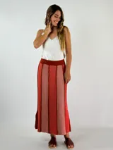 Pollera larga de punto con rayas verticales en tonos de azul y gris.