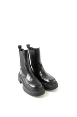 Borcegos negros de cuero sintético con suela track y elásticos laterales.