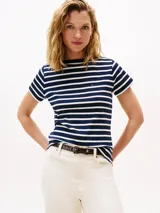 Remera de manga corta y cuello redondo, con diseño de rayas horizontales azul marino y blancas. Presenta un pequeño logo bordado en el pecho.