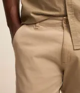 Pantalón de sarga color marrón para hombre, de corte recto con cintura fija, trabillas para cinturón y bolsillos funcionales.