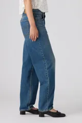 Pantalón de jean azul de tiro medio, con corte holgado y diseño taper.