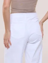 Pantalón de denim blanco de tiro alto y corte wide leg, con bolsillos diagonales decorados con botones metálicos a los lados y piernas de caída recta.